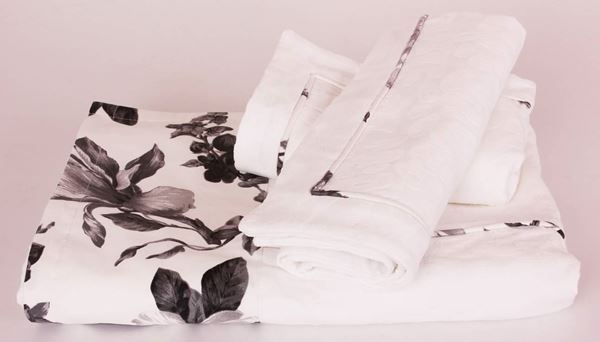 resm Koton Beyaz Kenar Bantı Siyah Çiçekli Aplikeli Pike Takımı