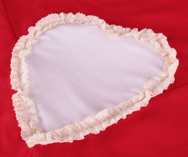 Koton Kırmızı Beyaz Kalpli Kare Masa Örtü resmi