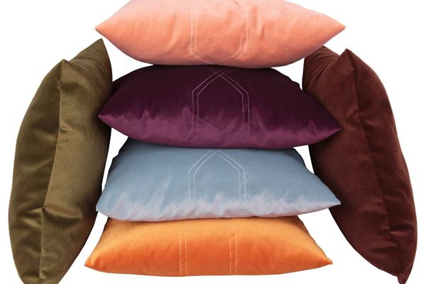 Kadife Kahve Geometrik Dikişli Dekoratif Yastık Kılıfı resmi