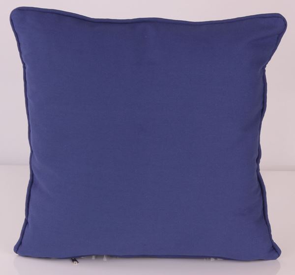 KADİFE ŞÖNİL MOR BEYAZ ÇİÇEK DESEN BASKI DEKORATİF YASTIK KILIFI resmi