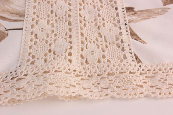 KOTON KAHVE EKRU KUŞLAR YAPRAKLAR DESENLİ DANTELLİ RUNNER ÖRTÜ resmi