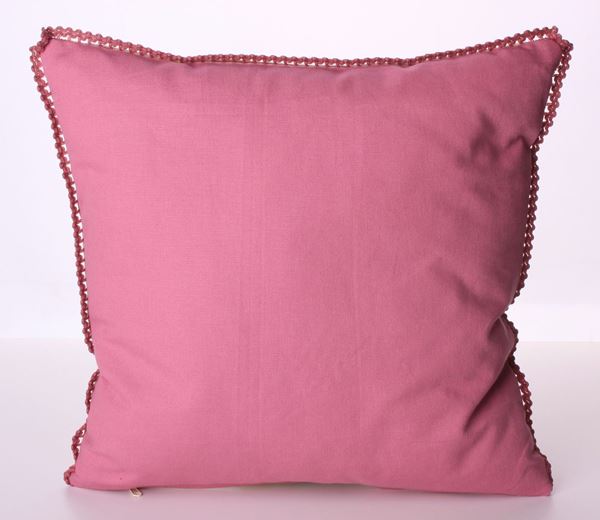 KOTON VİZON ZEMİN EGZOTİK PEMBE ÇİÇEKLER DEKORATİF YASTIK KILIFI resmi
