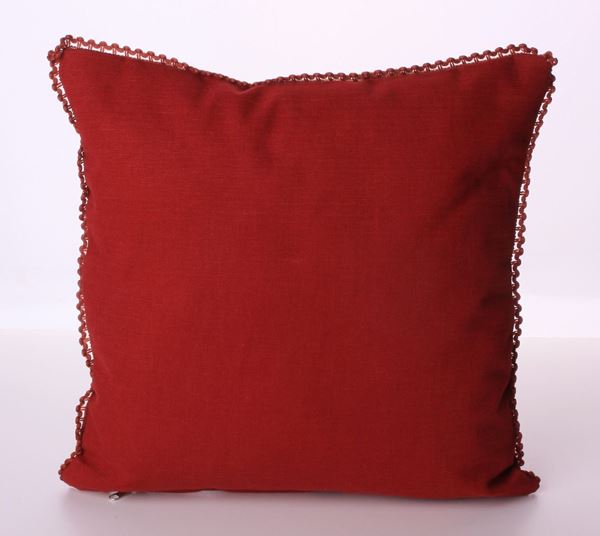 KOTON BORDO ÇİÇEKLİ SU TAŞI ÇERÇEVELİ DEKORATİF YASTIK KILIFI resmi