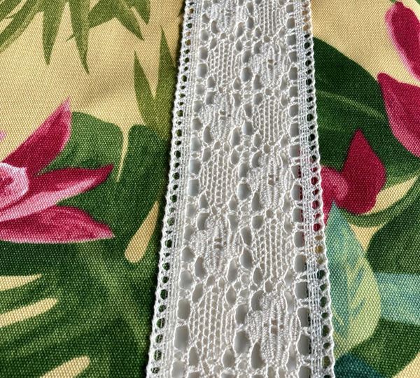 YASTIKMİNDER KOTON SARI PEMBE YEŞİL ÇİÇEK DESEN DANTEL ÇERÇEVELİ DİKDÖRTGEN MASA ÖRTÜ resmi