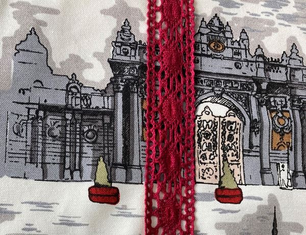 KOTON KREM BORDO DANTEL APLİKELİ İSTANBUL MANZARALARI DESENLİ DİKDÖRTGEN MASA ÖRTÜ resmi