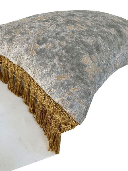 YASTIKMİNDER KADİFE GRİ BEJ ESKİTME DOKU SAÇAKLI  DEKORATİF YASTIK KILIFI resmi