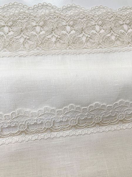 YASTIKMİNDER KREM KETEN FRENSIZ DANTEL APLİKELİ 170X170 MASA ÖRTÜ resmi