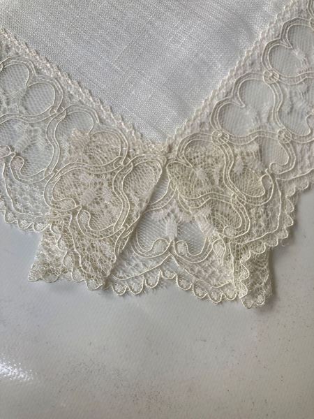 YASTIKMİNDER KREM KETEN FRENSIZ DANTEL APLİKELİ 170X170 MASA ÖRTÜ resmi