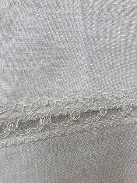 YASTIKMİNDER KREM KETEN FRENSIZ DANTEL APLİKELİ 170X170 MASA ÖRTÜ resmi