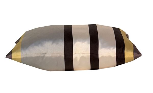 İPEK SATEN SİYAH GRİ ÇİZGİLİ 46X34 cm KIRLENT YASTIK KILIFI resmi
